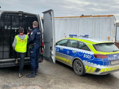 Funkcjonariusze polskiej Straży Granicznej i niemieckiej Policji wykonują czynności służbowe Funkcjonariusze polskiej Straży Granicznej i niemieckiej Policji wykonują czynności służbowe