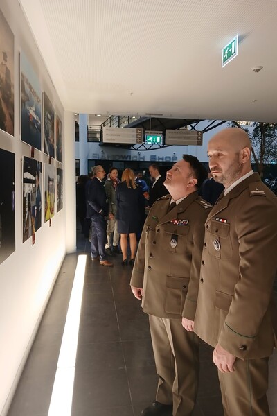 Zastępca Dyrektora Zarządu Operacyjno-Śledczego KGSG ogląda wystawę. Zastępca Dyrektora Zarządu Operacyjno-Śledczego KGSG ogląda wystawę.