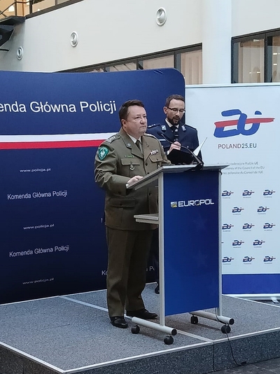 Zastępca Dyrektora Zarządu Operacyjno-Śledczego KGSG podczas przemówienia. Zastępca Dyrektora Zarządu Operacyjno-Śledczego KGSG podczas przemówienia.