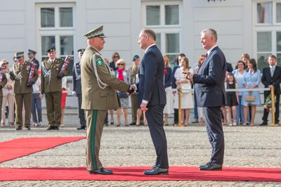 Prezydent RP Andrzej Duda wręcza nominację gen. bryg. SG Dariuszowi Lutyńskiemu. fot. Piotr Niemiec/NwOSG Prezydent RP Andrzej Duda wręcza nominację gen. bryg. SG Dariuszowi Lutyńskiemu. fot. Piotr Niemiec/NwOSG