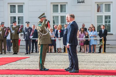 Minister Spraw Wewnętrznych i Administracji Tomasz Siemoniak wręcza pamiątkową szablę gen. bryg. SG Dariuszowi Lutyńskiemu. fot. Piotr Niemiec/NwOSG Minister Spraw Wewnętrznych i Administracji Tomasz Siemoniak wręcza pamiątkową szablę gen. bryg. SG Dariuszowi Lutyńskiemu. fot. Piotr Niemiec/NwOSG
