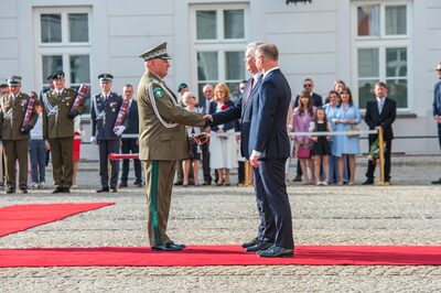Minister Spraw Wewnętrznych i Administracji Tomasz Siemoniak wręcza pamiątkową szablę gen. bryg. SG Dariuszowi Lutyńskiemu. fot. Piotr Niemiec/NwOSG Minister Spraw Wewnętrznych i Administracji Tomasz Siemoniak wręcza pamiątkową szablę gen. bryg. SG Dariuszowi Lutyńskiemu. fot. Piotr Niemiec/NwOSG