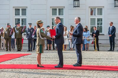 Prezydent RP Andrzej Duda wręcza nominację gen. bryg. SG Monice Musielak. fot. Piotr Niemiec/NwOSG Prezydent RP Andrzej Duda wręcza nominację gen. bryg. SG Monice Musielak. fot. Piotr Niemiec/NwOSG
