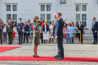 Minister Spraw Wewnętrznych i Administracji Tomasz Siemoniak wręcza pamiątkową szablę gen. bryg. SG Monice Musielak. fot. Piotr Niemiec/NwOSG Minister Spraw Wewnętrznych i Administracji Tomasz Siemoniak wręcza pamiątkową szablę gen. bryg. SG Monice Musielak. fot. Piotr Niemiec/NwOSG
