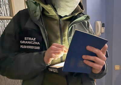 Funkcjonariusz Straży Granicznej podczas wykonywania czynności służbowych Funkcjonariusz Straży Granicznej podczas wykonywania czynności służbowych