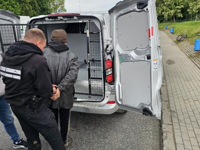 Funkcjonariusz Straży Granicznej podczas wykonywania czynności służbowych z cudzoziemcami Funkcjonariusz Straży Granicznej podczas wykonywania czynności służbowych z cudzoziemcami