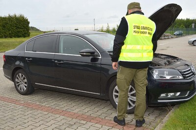 Funkcjonariusze Straży Granicznej podczas wykonywania czynności służbowych stoi przy zatrzymanym volkswagenie Funkcjonariusze Straży Granicznej podczas wykonywania czynności służbowych stoi przy zatrzymanym volkswagenie
