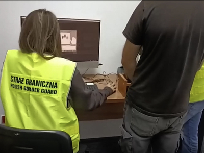 Funkcjonariuszka SG z zatrzymanym mężczyzną. Funkcjonariuszka SG z zatrzymanym mężczyzną.