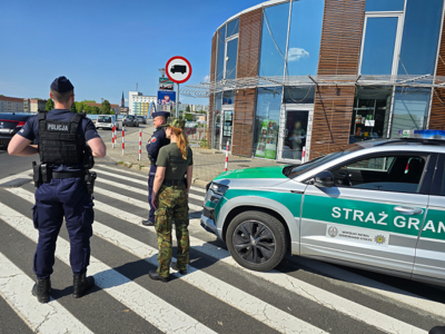 Funkcjonariusze Straży Granicznej i Policji podczas wykonywania czynności służbowych z cudzoziemcami Funkcjonariusze Straży Granicznej i Policji podczas wykonywania czynności służbowych z cudzoziemcami