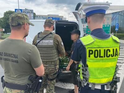 Funkcjonariusze Straży Granicznej i Policji podczas wykonywania czynności służbowych Funkcjonariusze Straży Granicznej i Policji podczas wykonywania czynności służbowych