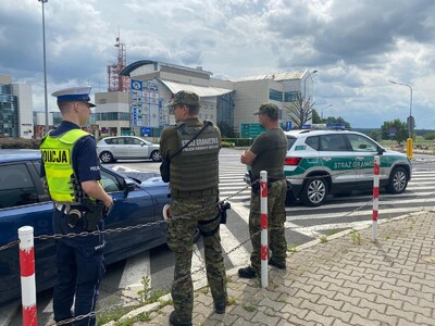 Funkcjonariusze Straży Granicznej i Policji podczas wykonywania czynności służbowych Funkcjonariusze Straży Granicznej i Policji podczas wykonywania czynności służbowych