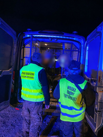 Funkcjonariusze Straży Granicznej podczas wykonywania czynności służbowych Funkcjonariusze Straży Granicznej podczas wykonywania czynności służbowych
