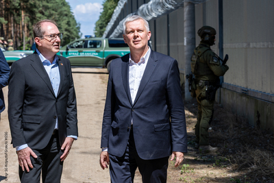Szefowie resortów spraw wewnętrznych Polski i Niemiec na granicy z Białorusią 