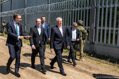 Szefowie resortów spraw wewnętrznych Polski i Niemiec na granicy z Białorusią 