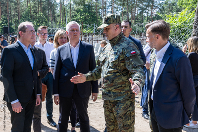 Szefowie resortów spraw wewnętrznych Polski i Niemiec na granicy z Białorusią 