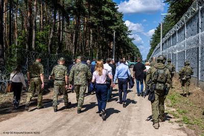 Szefowie resortów spraw wewnętrznych Polski i Niemiec na granicy z Białorusią 