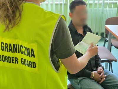 Funkcjonariuszka Straży Granicznej podczas wykonywania czynności służbowych Funkcjonariuszka Straży Granicznej podczas wykonywania czynności służbowych