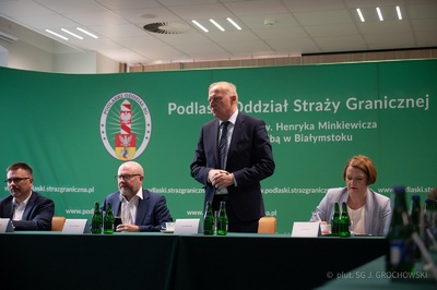 Wiceminister SWiA przemawia na spotkaniu w Podlaskim Oddziale Straży Granicznej Wiceminister SWiA przemawia na spotkaniu w Podlaskim Oddziale Straży Granicznej