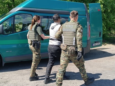 Funkcjonariusze Straży Granicznej podczas wykonywania czynności służbowych Funkcjonariusze Straży Granicznej podczas wykonywania czynności służbowych