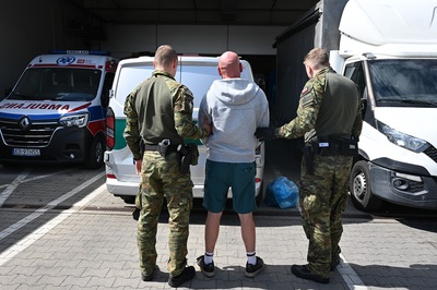 Funkcjonariusze Straży Granicznej podczas wykonywania czynności służbowych Funkcjonariusze Straży Granicznej podczas wykonywania czynności służbowych