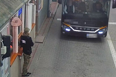 Autobus na przejściu drogowym Autobus na przejściu drogowym