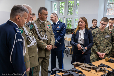 W szkołach średnich ruszyły oddziały mundurowe. W szkołach średnich ruszyły oddziały mundurowe.