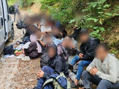 Nielegalni migranci zatrzymani przez funkcjonariuszy Straży Granicznej Nielegalni migranci zatrzymani przez funkcjonariuszy Straży Granicznej