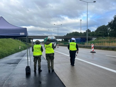 Funkcjonariusze Straży Granicznej i Policji podczas wykonywania czynności służbowych Funkcjonariusze Straży Granicznej i Policji podczas wykonywania czynności służbowych