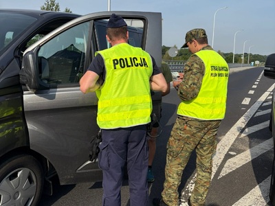 Funkcjonariusze Straży Granicznej podczas wykonywania czynności służbowych Funkcjonariusze Straży Granicznej podczas wykonywania czynności służbowych