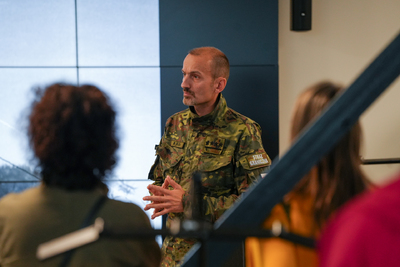 Kpt. SG Rafał Buda podczas przemówienia 