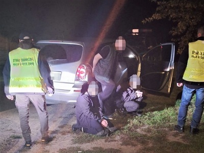 Funkcjonariusze Straży Granicznej podczas wykonywania czynności służbowych Funkcjonariusze Straży Granicznej podczas wykonywania czynności służbowych
