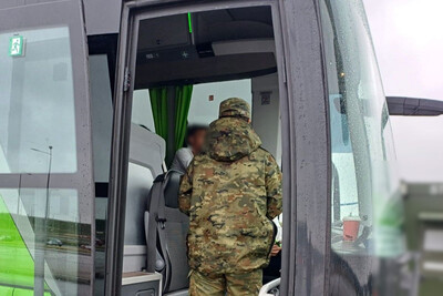 Funkcjonariusz Straży Granicznej podczas wykonywania czynności służbowych w autobusie Funkcjonariusz Straży Granicznej podczas wykonywania czynności służbowych w autobusie