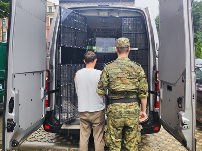 Funkcjonariusz Straży Granicznej podczas wykonywania czynności służbowych Funkcjonariusz Straży Granicznej podczas wykonywania czynności służbowych