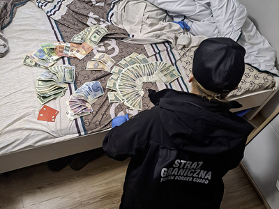 Funkcjonariusz Straży Granicznej podczas wykonywania czynności służbowych Funkcjonariusz Straży Granicznej podczas wykonywania czynności służbowych