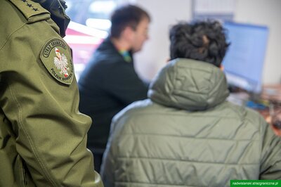 Funkcjonariusze Straży Granicznej podczas wykonywania czynności służbowych Funkcjonariusze Straży Granicznej podczas wykonywania czynności służbowych