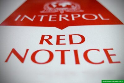 Grafika z czerwoną notą Interpolu Grafika z czerwoną notą Interpolu