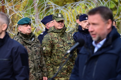 Ministrowie MSWiA i MON na polsko-białoruskiej granicy Ministrowie MSWiA i MON na polsko-białoruskiej granicy