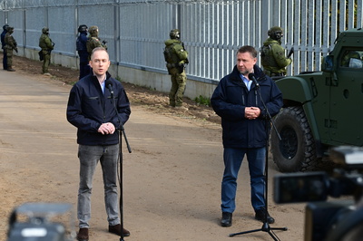 Ministrowie MSWiA i MON na polsko-białoruskiej granicy Ministrowie MSWiA i MON na polsko-białoruskiej granicy