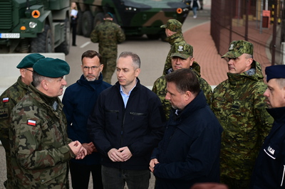 Ministrowie MSWiA i MON na polsko-białoruskiej granicy Ministrowie MSWiA i MON na polsko-białoruskiej granicy