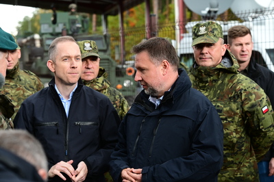 Ministrowie MSWiA i MON na polsko-białoruskiej granicy Ministrowie MSWiA i MON na polsko-białoruskiej granicy