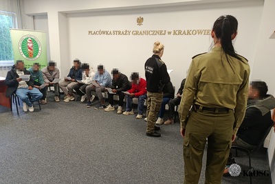 Funkcjonariusze Straży Granicznej podczas wykonywania czynności służbowych Funkcjonariusze Straży Granicznej podczas wykonywania czynności służbowych