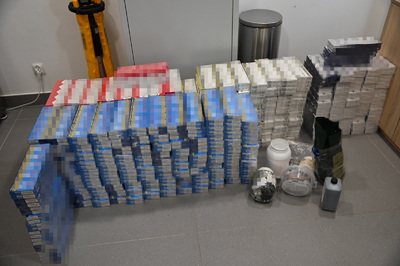 Funkcjonariusze Straży Granicznej i Krajowej Administracji Skarbowej podczas wykonywania czynności służbowych Funkcjonariusze Straży Granicznej i Krajowej Administracji Skarbowej podczas wykonywania czynności służbowych