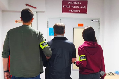 Funkcjonariusze Straży Granicznej z zatrzymanym cudzoziemcem. Funkcjonariusze Straży Granicznej z zatrzymanym cudzoziemcem.