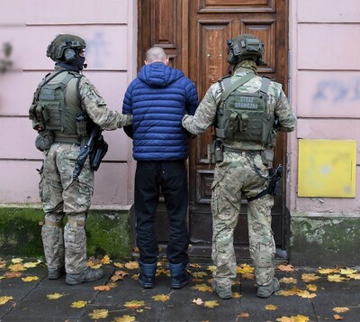 Funkcjonariusze Straży Granicznej podczas wykonywania czynności służbowych Funkcjonariusze Straży Granicznej podczas wykonywania czynności służbowych