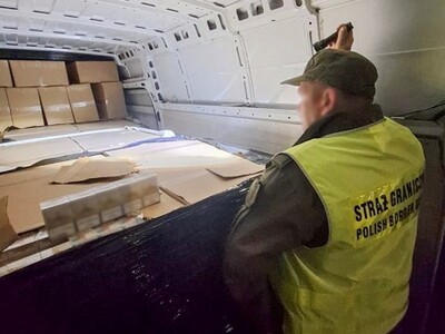 Funkcjonariusze Straży Granicznej podczas wykonywania czynności służbowych Funkcjonariusze Straży Granicznej podczas wykonywania czynności służbowych