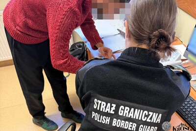 Funkcjonariuszka Straży Granicznej podczas wykonywania czynności służbowych Funkcjonariuszka Straży Granicznej podczas wykonywania czynności służbowych