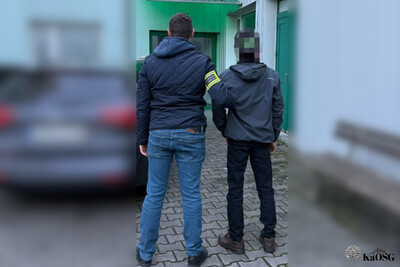 Funkcjonariusz Straży Granicznej podczas wykonywania czynności służbowych Funkcjonariusz Straży Granicznej podczas wykonywania czynności służbowych