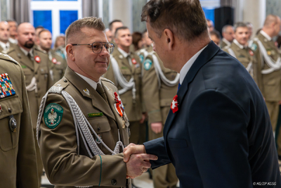 Wyróżnienia i awanse z okazji Święta Niepodległości 