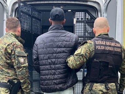 Funkcjonariusze Straży Granicznej podczas wykonywania czynności służbowych Funkcjonariusze Straży Granicznej podczas wykonywania czynności służbowych