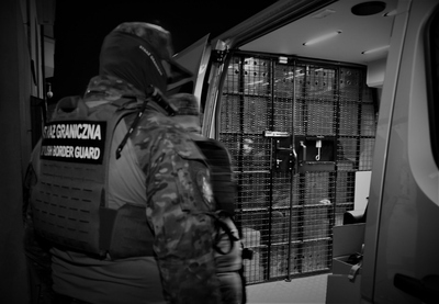 Funkcjonariusz Straży Granicznej podczas wykonywania czynności służbowych Funkcjonariusz Straży Granicznej podczas wykonywania czynności służbowych